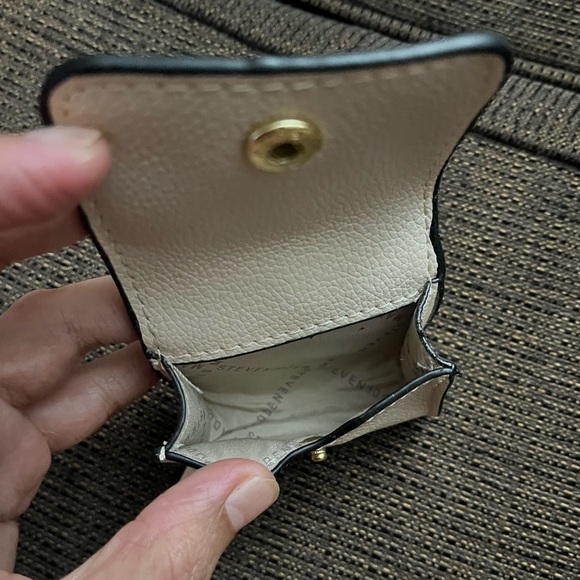 STEVE MADDEN Airpods Case - Picture 4 of 5